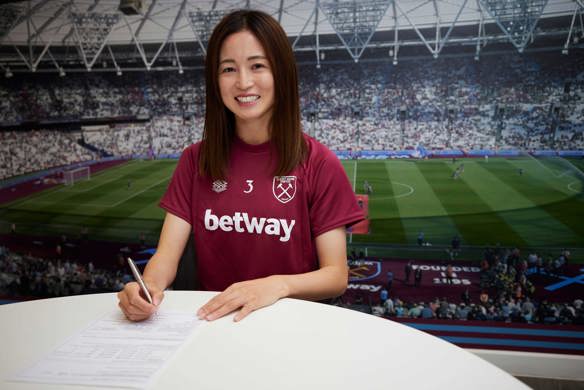 Player Signing 4